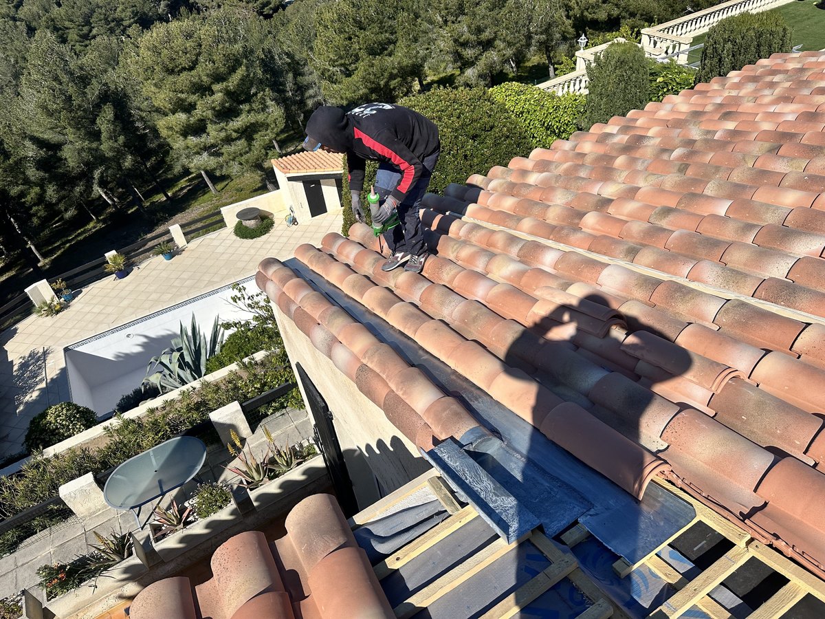 Artisan couvreur RF Toiture au travail sur une toiture à Marseille