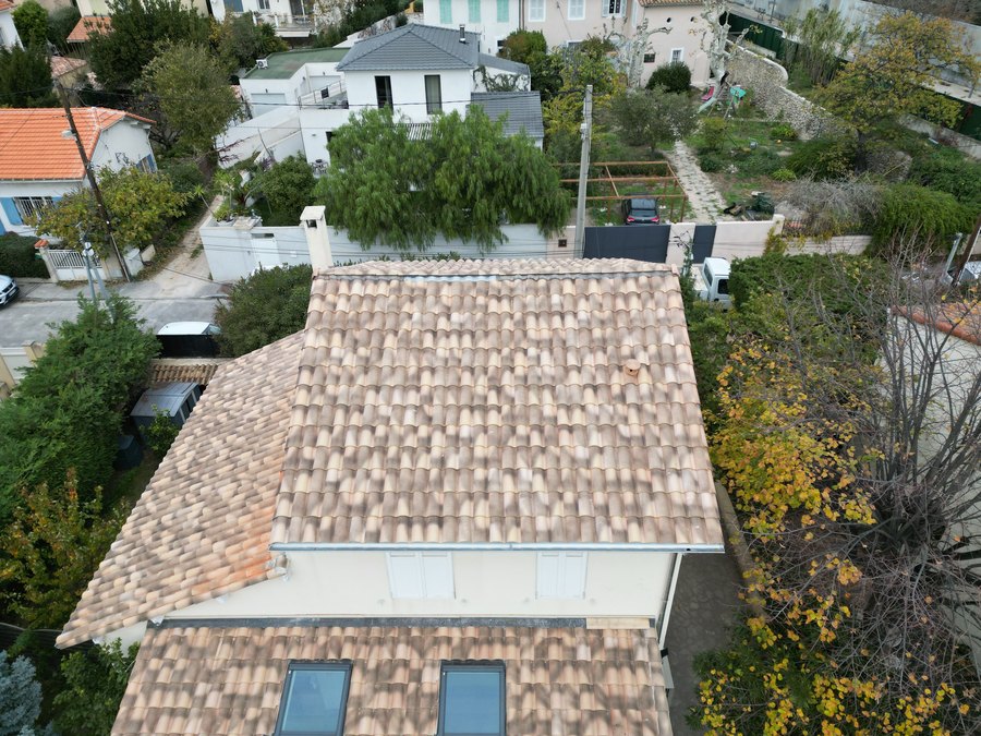 Maison avec toiture rénovée à Marseille