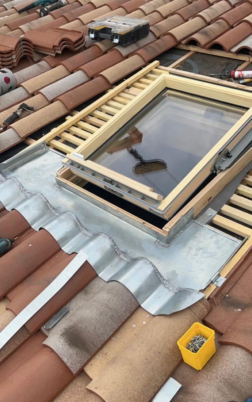 Toiture en tuiles avec fenêtre de toit rénovée par RF Toiture à Marseille