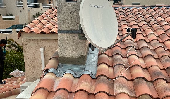 Toiture neuve en tuiles avec fenêtre de toit à Marseille