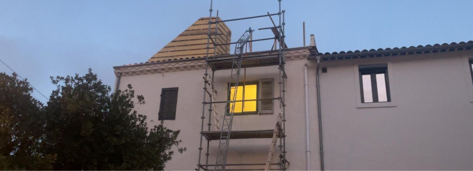 Travaux de zinguerie sur une toiture à Marseille