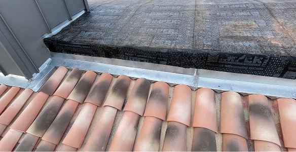 Travaux de zinguerie sur une toiture marseillaise